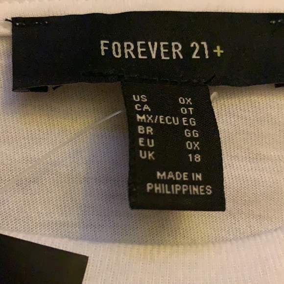 White long sleeve with red lips and a cherry - Picture 3 of 4